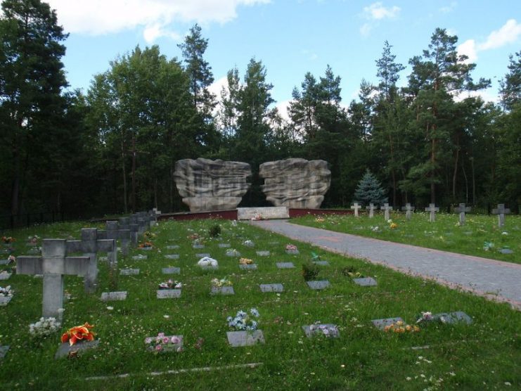 Skłobów cementery of reprisal victims. Photo: Mzungu / CC-BY-SA 3.0