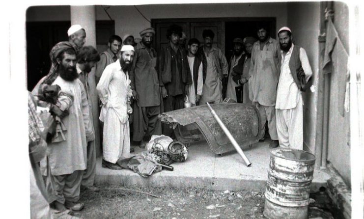 Afghans stand around the canopy of a downed Soviet jet in 1984. Photo: Erwin Lux / CC BY-SA 3.0