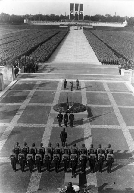 Ceremony honouring the dead (Totenehrung) on the terrace in front of the Hall of Honour (Ehrenhalle) at the Nazi party rally grounds, Nuremberg, September 1934.Photo: Bundesarchiv, Bild 102-04062A / CC-BY-SA 3.0