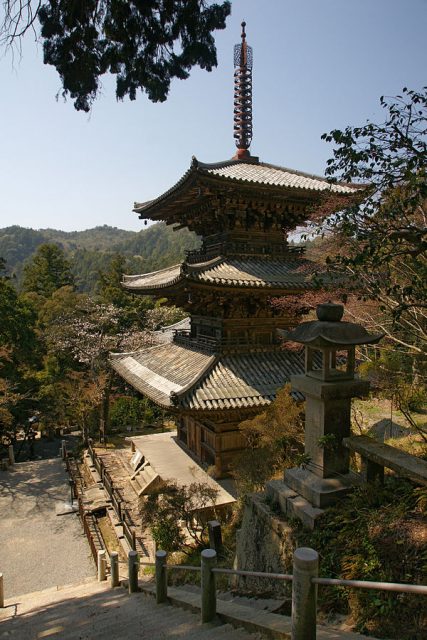 Pagoda of Ichijō-ji Buddhist temple (Japan’s National Treasure), Kasai, Hyogo prefecture, Japan This architecture in wayō (和様, “Japanese”) that is Japanese original design. It was built in 1171. By 663highland – CC BY 2.5