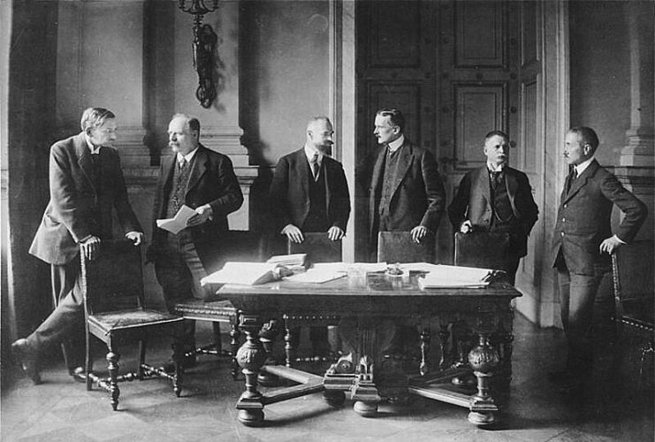 German delegates in Versailles: Professor Walther Schücking, Reichspostminister Johannes Giesberts, Justice Minister Otto Landsberg, Foreign Minister Ulrich Graf von Brockdorff-Rantzau, Prussian State President Robert Leinert, and financial advisor Carl Melchior.Photo: Bundesarchiv, Bild 183-R01213 / CC-BY-SA 3.0