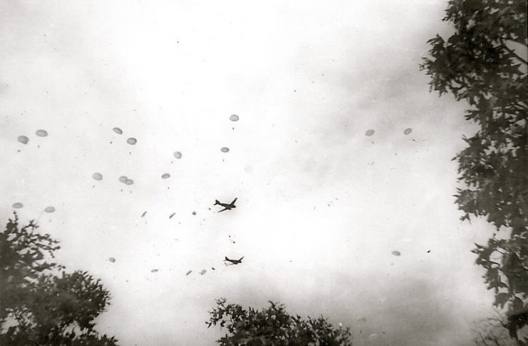 506th PIR Jump During Tennessee Maneuvers (6/43) Photo by Jim “Pee Wee” Martin – G Company / 3rd Battalion / 506th PIR / 101st Airborne Division 1942-1945. By Brevort / CC BY 2.0