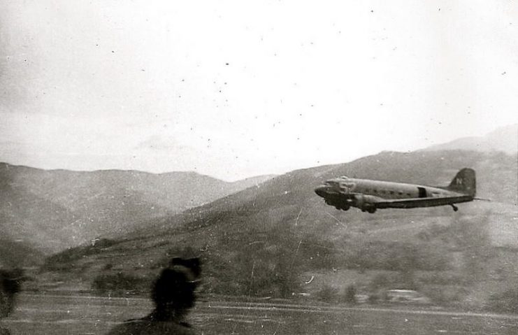 506th PIR Jump Over Zell am See, 1945. Photo by Jim “Pee Wee” Martin – G Company / 3rd Battalion / 506th PIR / 101st Airborne Division 1942-1945. By Brevort / CC BY 2.0