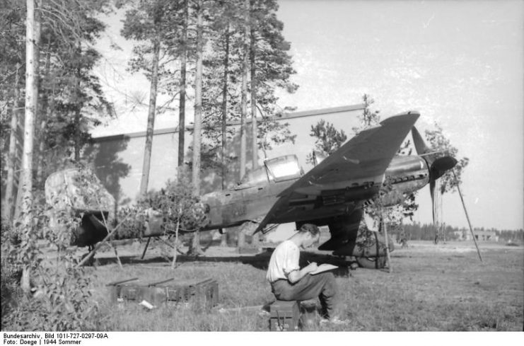 Ju 87 Stuka dive bomber and its pilot Erich Rudorffer writing in the field in Russia, summer 1944. Photo: Bundesarchiv, Bild 101I-727-0297-09A / Doege / CC-BY-SA 3.0