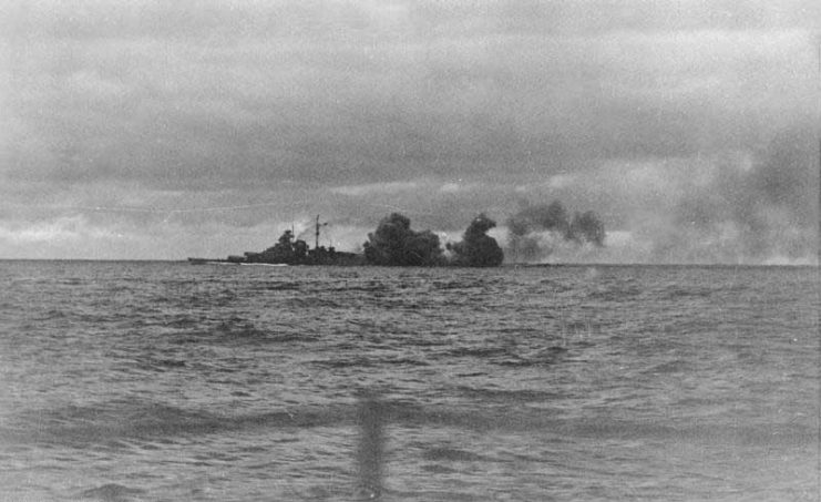 Bismarck firing her main battery during the battle Bundesarchiv, Bild 146-1968-015-25 Lagemann CC-BY-SA 3.0
