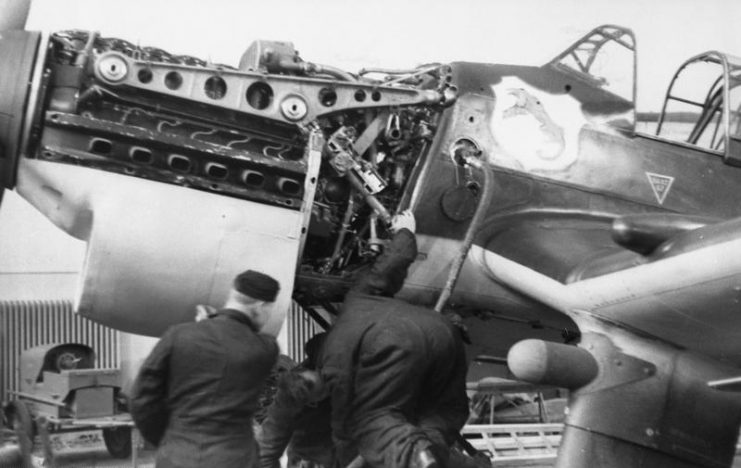 The powerplant; a Jumo 211D installed in a Ju 87 B — the “Jericho Trumpet” siren housing is faired over on the maingear leg. Photo: Bundesarchiv, Bild 101I-378-0037-16A / Böcker / CC-BY-SA 3.0