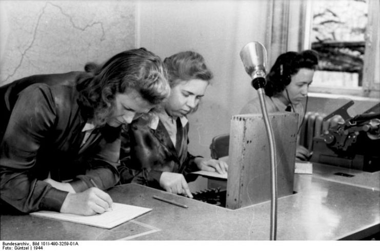 In the West, encryption device “Enigma”.Photo: Bundesarchiv, Bild 101I-490-3259-01A / Güntzel / CC-BY-SA 3.0