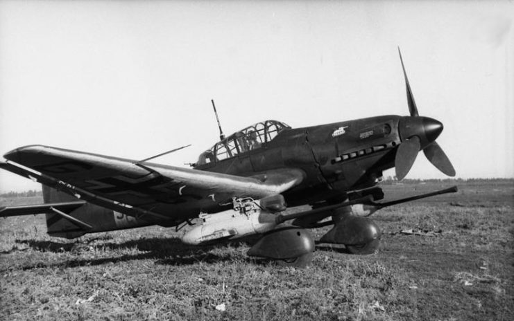 Ju 87 G-1 “Kanonenvogel” with its twin Bordkanone 3.7 cm (1.46 in) underwing gun pods. Photo: Bundesarchiv Bild 101I-646-5184-26 / CC-BY-SA 3.0