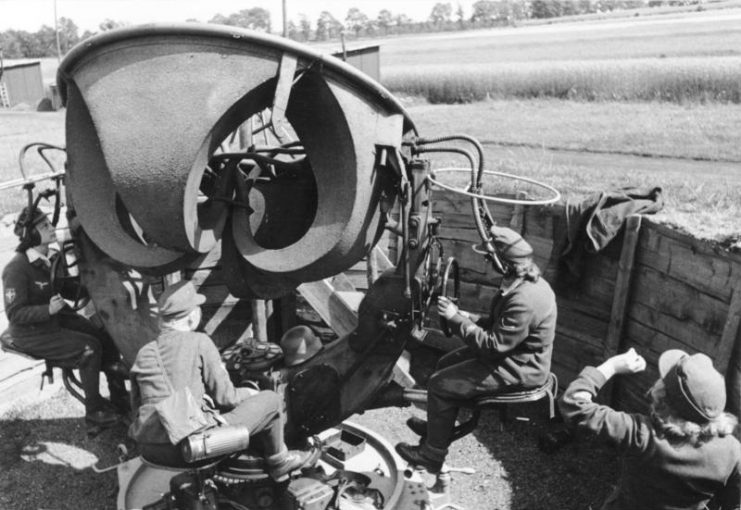 Flak helper of the Wehrmacht on a listening device in 1943.Photo Bundesarchiv, Bild 101I-674-7757-09 / Zoll / CC-BY-SA 3.0