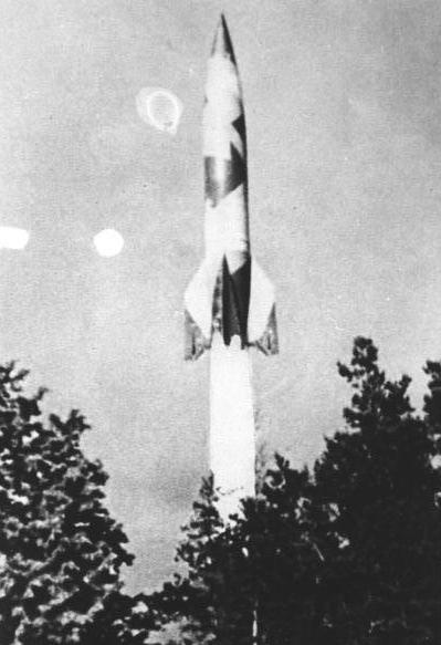 A V2 rocket lifting off – Deutsches Bundesarchiv CC BY-SA 3.0