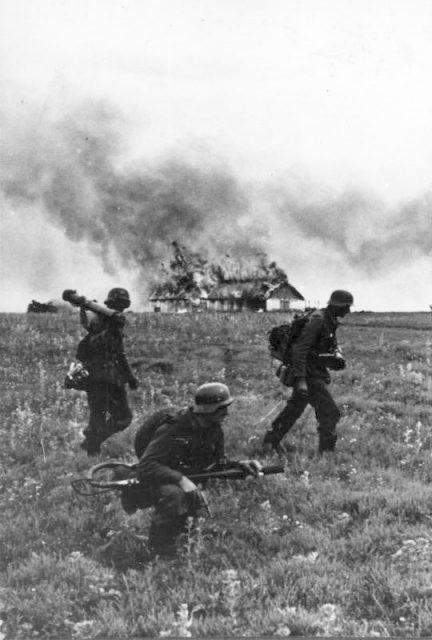Deutsches Flammenwerferteam in der Sowjetunion. Von Bundesarchiv – CC BY-SA 3.0 de