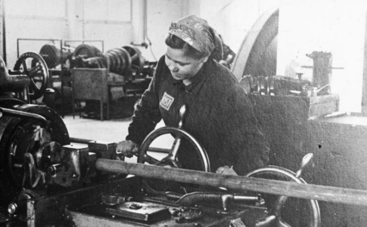 Woman with Ostarbeiter badge in a German Labor Camp. Photo: Bundesarchiv, Bild 146-2007-0074 / CC-BY-SA 3.0