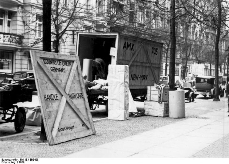 Jews emigrating from Berlin to the United States, 1939. Photo: Bundesarchiv, Bild 183-E03468 / CC-BY-SA 3.0.