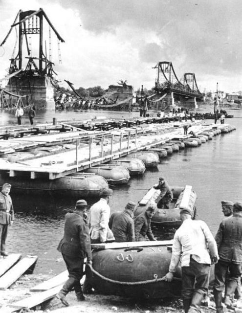 German pontoon bridge over the Dnieper near Kiev in September 1941, set up in less than 24 hours. Photo: Bundesarchiv, Bild 183-L20392 / Mittelstaedt, Heinz / CC-BY-SA 3.0.