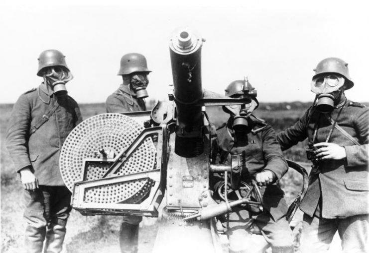 German soldiers with gas masks, 1915. Photo: Bundesarchiv, Bild 183-R52907 / CC-BY-SA 3.0