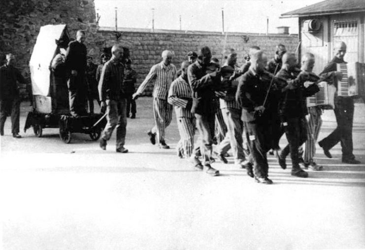 Prisoner Hans Bonarewitz being taken to his execution after escaping and being recaptured 7 July 1942. By Bundesarchiv – CC BY-SA 3.0 de