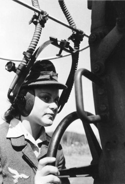 Flak helper on Listening device.Photo: Bundesarchiv, Bild 101I-674-7757-18 / Zoll / CC-BY-SA 3.0