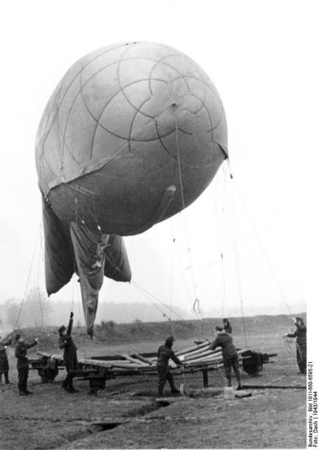 Flak helpers with captive balloon.Photo: Bundesarchiv, Bild 101I-660-6595-21 / Dach / CC-BY-SA 3.0