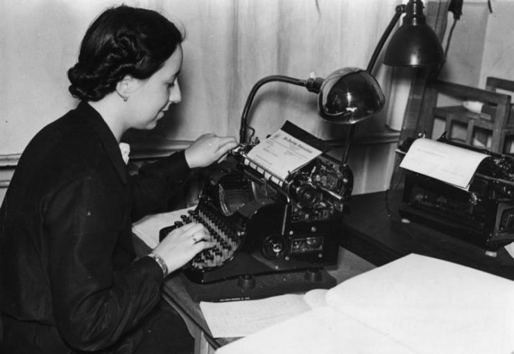 German woman secretary, in 1938. Photo: Bundesarchiv, Bild 183-H02370 / CC-BY-SA 3.0