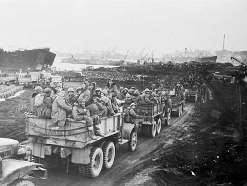 Marines arriving at Hungnam, their fight out of Chosin over. (Photo credit: USMC Archives)