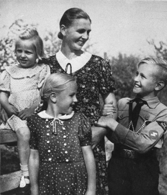 Nazi propaganda photo: A mother, her daughters, and her son in the uniform of the Hitler Youth pose for the magazine SS-Leitheft, February 1943. Photo: Bundesarchiv, Bild 146-1973-010-31 / CC-BY-SA 3.0