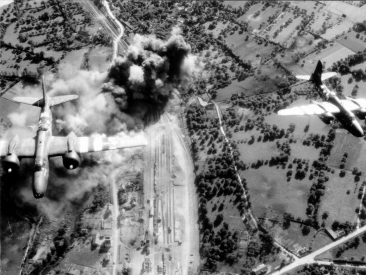 American bomber bombards the rail network of Domfront in order to prevent the Germans from supplying themselves with men and material.