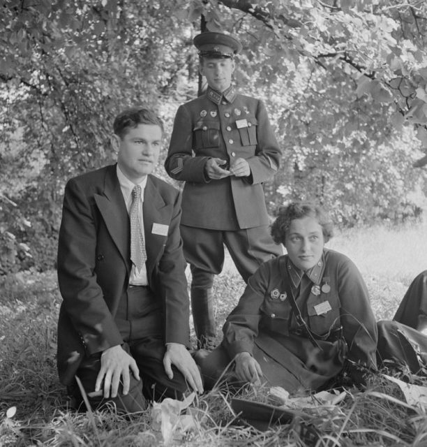 Pavlichenko in the US with two other delegates, 1942