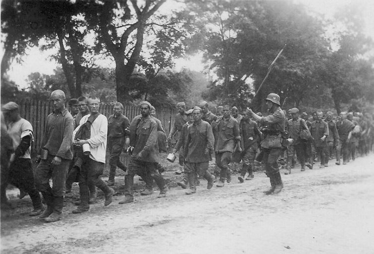 Sowjetische Kriegsgefangene auf dem Weg in deutsche Gefangenenlager.