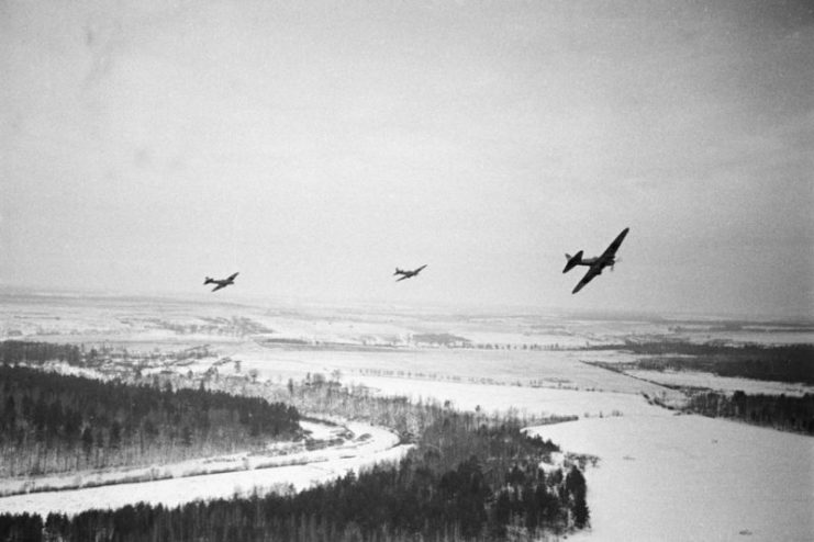 Sowjetische Flugzeuge fliegen über deutsche Stellungen in der Nähe von Moskau. Foto: RIA novosti / CC BY-SA 3.0