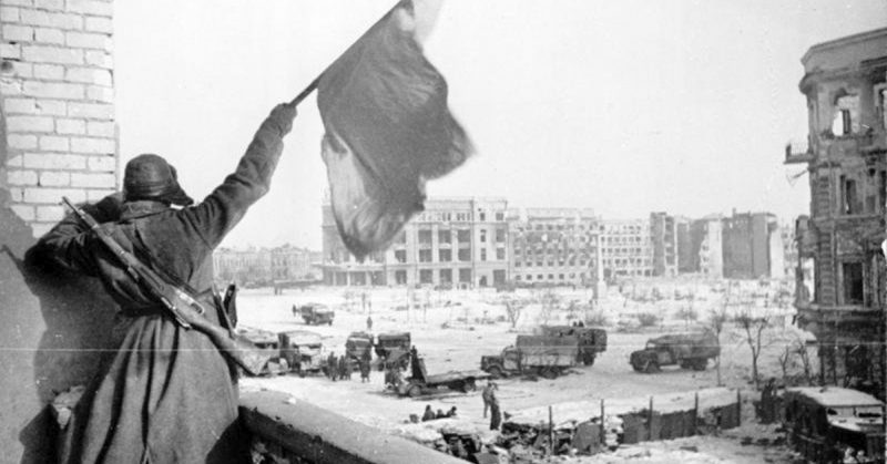 A Soviet soldier waving the Red Banner in Stalingrad. By Bundesarchiv - CC BY-SA 3.0 de