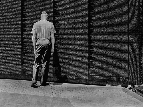 A Marine at Vietnam Memorial. Photo: Meutia Chaerani – Indradi Soemardjan / CC-BY-SA 2.5