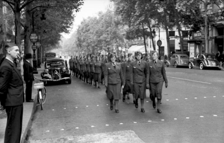 Women auxiliaries of the Wehrmacht in Paris during the occupation (1940).Photo: Bundesarchiv, Bild 101I-768-0147-15 / Friedrich / CC-BY-SA 3.0