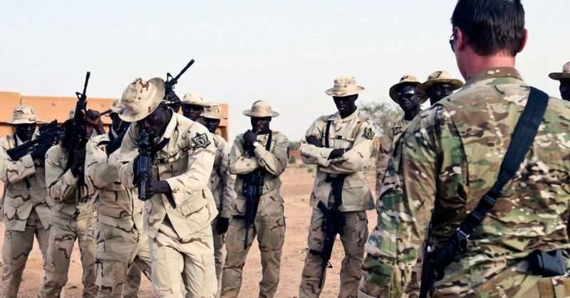 A U.S. Army Special Forces Operational Detachment-Alpha communications sergeant observes Senegal soldiers demonstrating how to clear a room in a glass house as part of Flintlock 2018 in Tahoua, Niger, April 13, 2018. (Sgt. Heather Doppke/Army))
