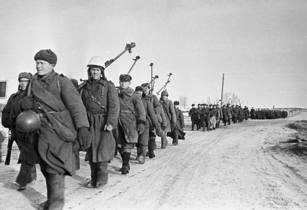 The Great Patriotic War of 1941-1945. Western Front. Soldiers of mopping up anti-tank battalion moving toward Vyazma after battles for Rzhev.Photo: RIA Novosti archive, image #611206 / V. Kinelovskiy / CC-BY-SA 3.0