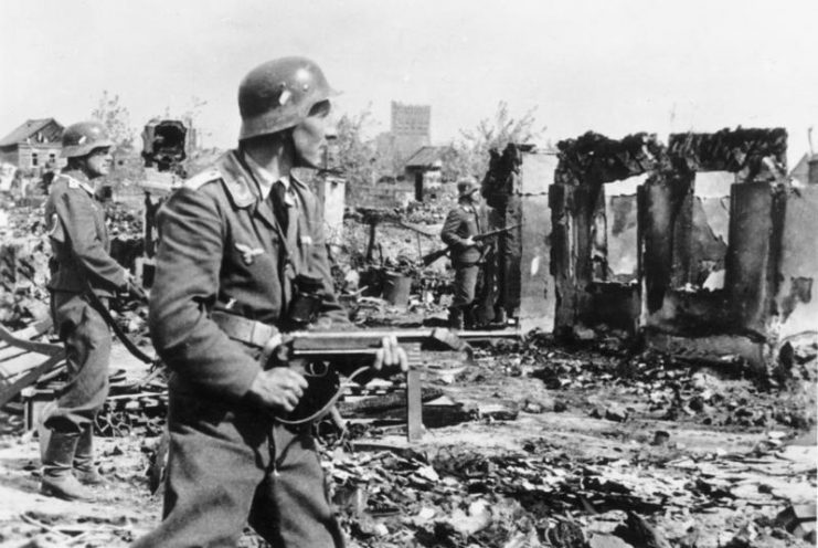 German soldiers clearing the streets in Stalingrad.Photo: Bundesarchiv, Bild 183-B22478 / Rothkopf / CC-BY-SA 3.0