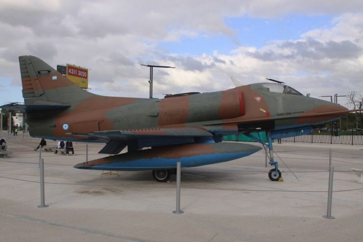 C-240 Douglas A-4 Skyhawk, Argentine Air Force. By aeroprints.com / CC BY-SA 3.0