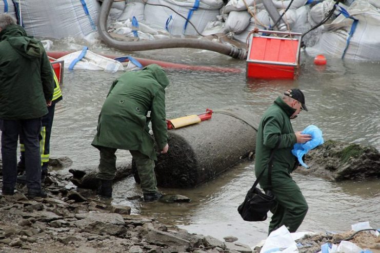 Disposal of a British 4,000 pound blockbuster bomb dropped by the RAF during World War II. Found in the Rhine near Koblenz, 4 December 2011. A linear shaped charge has been placed on top of the casing. Photo: Holger Weinandt / CC-BY-SA 4.0