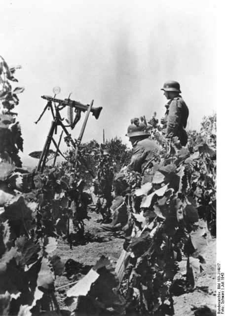 Tripod mounted MG 42 set up for its low level anti-aircraft role with an auxiliary anti-aircraft “spider web” ring sight mounted.Photo: Bundesarchiv, Bild 183-J14917 / CC-BY-SA 3.0