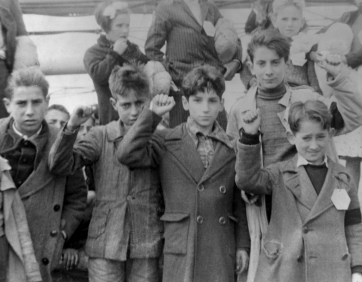 Children preparing for evacuation, some giving the Republican salute. The Republicans showed a raised fist whereas the Nationalists gave the Roman salute.Photo: Locospotter CC BY-SA 3.0