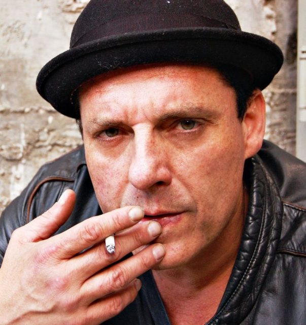 A smoking Tom Sizemore. Photo: Jayel Aheram / CC BY 2.0