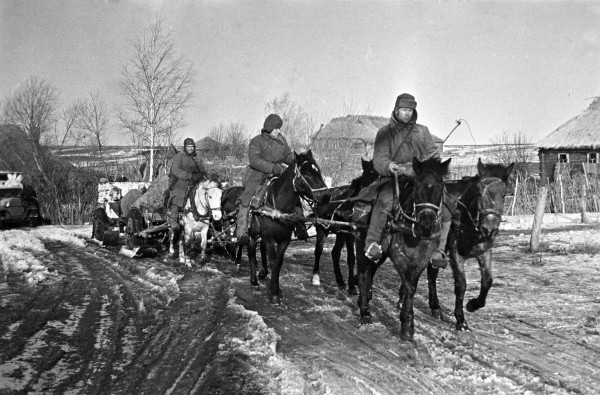 A caravan of the artillery going to the frontline to the north-west of Vyazma. RIA Novosti archive, image #416 V. Kinelovskiy CC-BY-SA 3.0