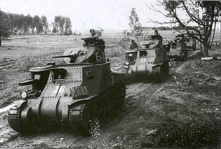 A company of American-supplied M3 Lee Lend-Lease tanks advances to the frontline of the 6th Guards Army during the Battle of Kursk.