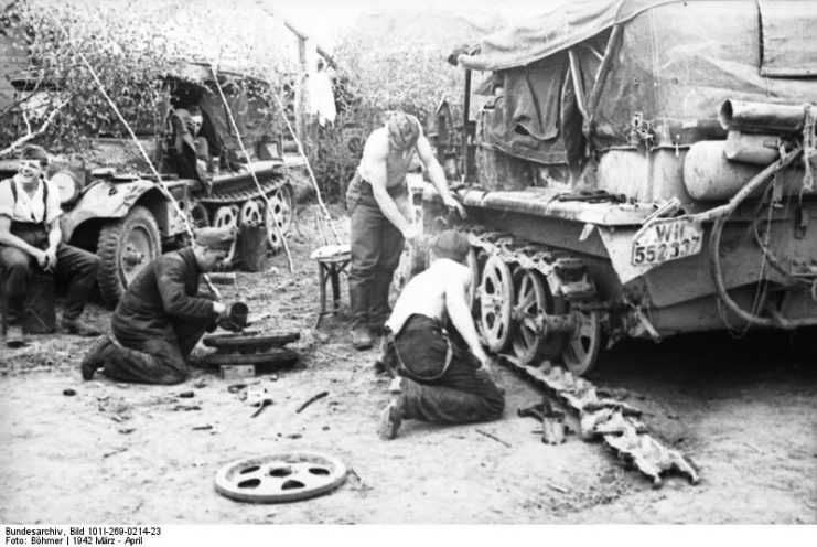 A German half-track is repaired near Vyazma.Photo: Bundesarchiv, Bild 101I-269-0214-23 Böhmer CC-BY-SA 3.0