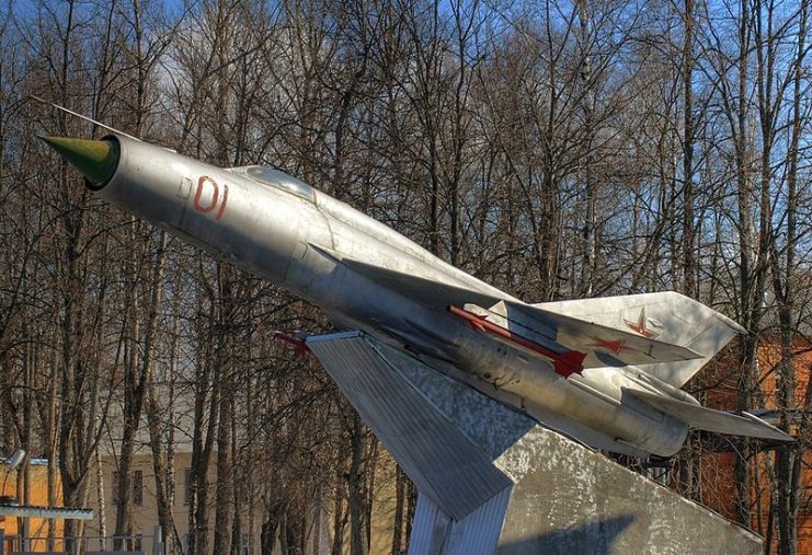 A pole mounted MIG-21.Photo parfaits CC BY-SA 3.0