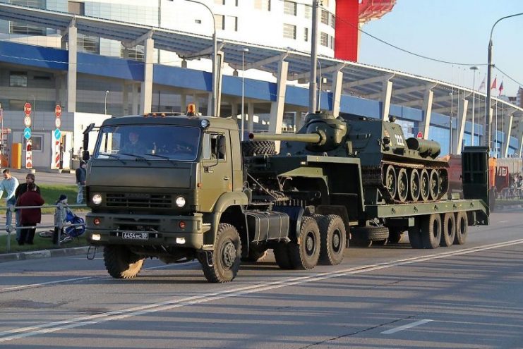 A Russian KamAZ military tank transporter carrying an SU-85M. Photo by Vitaliy Ragulin -CC BY-SA 3.0