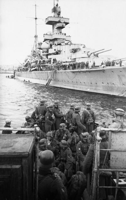 Admiral Hipper landing troops in Trondheim. Photo Bundesarchiv, Bild 101I-757-0038N-11A : Lange, Eitel : CC-BY-SA 3.0