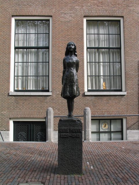 Statue of Anne Frank in Amsterdam. By sdalu CC BY-SA 3.0