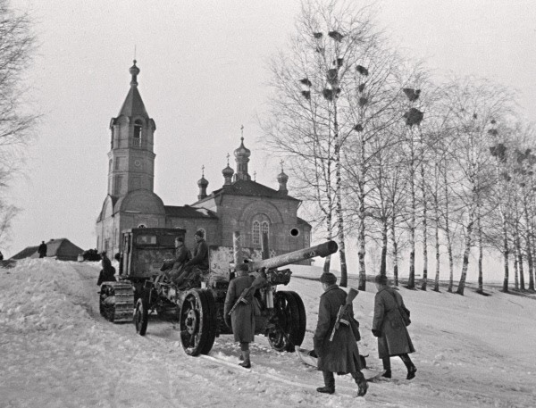 An artillery division on the march. The Western Front. The offensive to the north-west of Vyazma, about 200 kilometers west of Moscow. Izvekovo village.Photo: RIA Novosti archive, image #253 V. Kinelovskiy CC-BY-SA 3.0