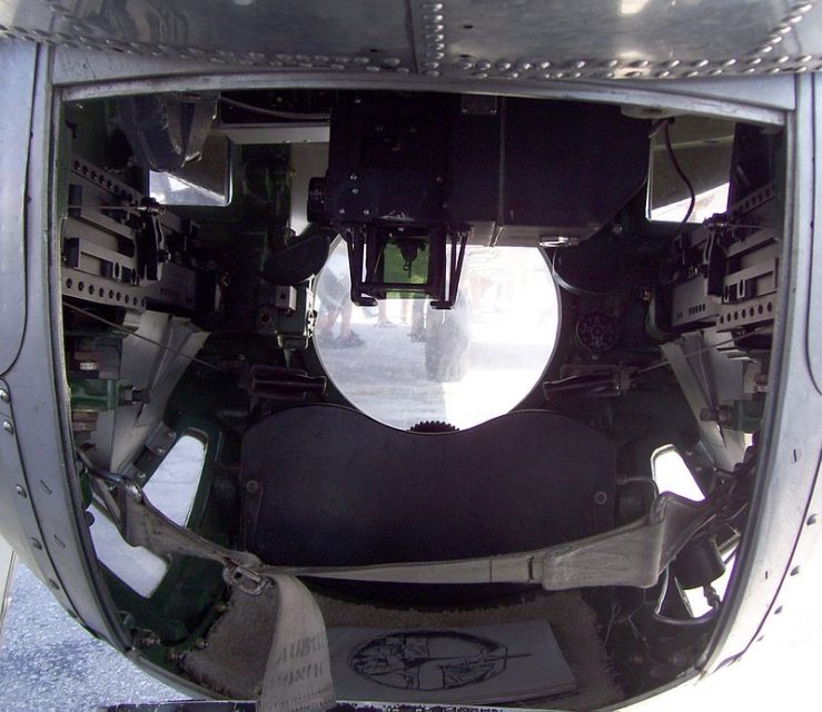 The inside of the ball turret underneath a B-17 Flying Fortress (Yankee Lady).By Mr.Z-man CC BY-SA 3.0