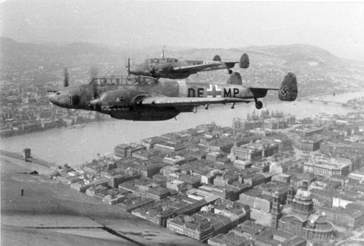 Bf 110s in flight above Budapest. 1944. Photo: Bundesarchiv, Bild 101I-669-7340-27 / Blaschka / CC-BY-SA 3.0